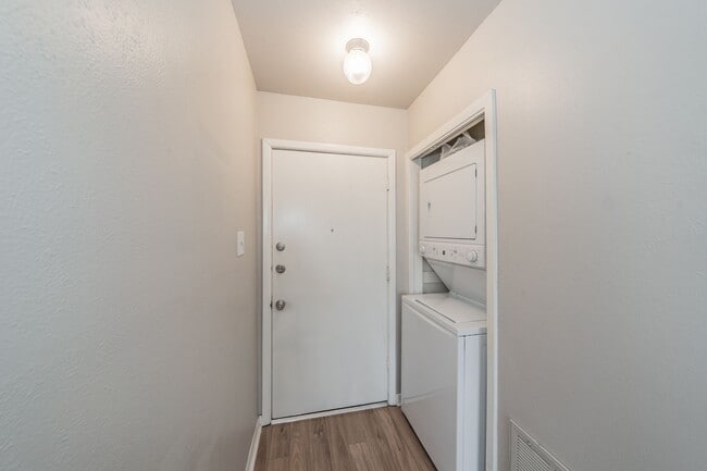 Building Photo - 3 Bedroom, 1.5 Bathroom in West Worth Village
