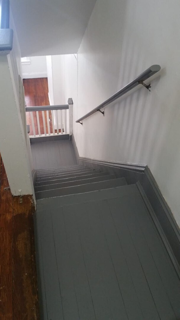 Building Photo - Large home for family!