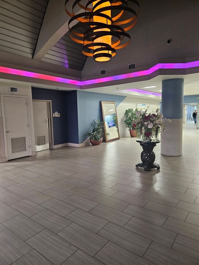 Building Photo - 1 BEDROOM 1 BATH CONDO