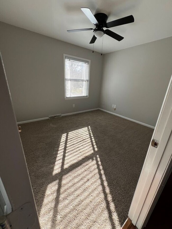 Building Photo - Wonderful 3 Bedroom Split Level Home In Sa...