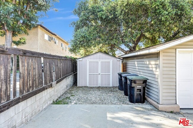 Building Photo - 3930 La Crescenta Ave