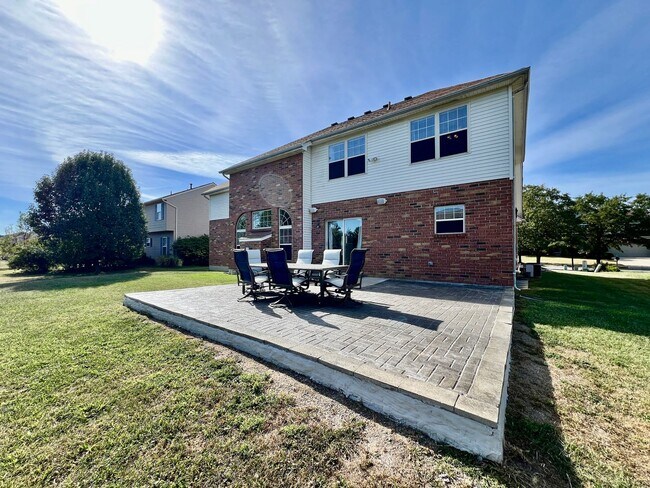 Building Photo - Large executive home in pool community Mas...