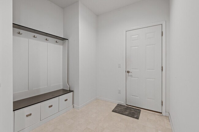 Building Photo - 5898 Urbandale Ct N