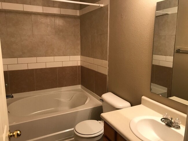 Building Photo - Noblesville 3  - R home
