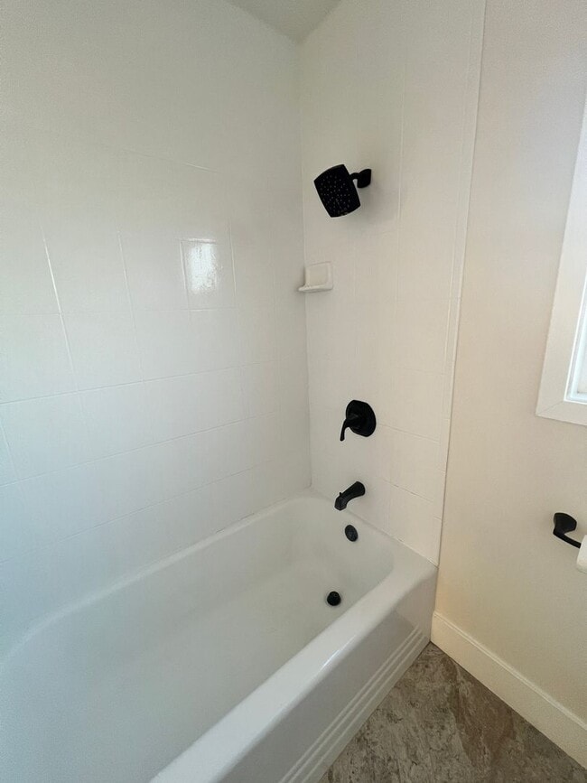 Building Photo - Beautifully Maintained 3 bedroom home