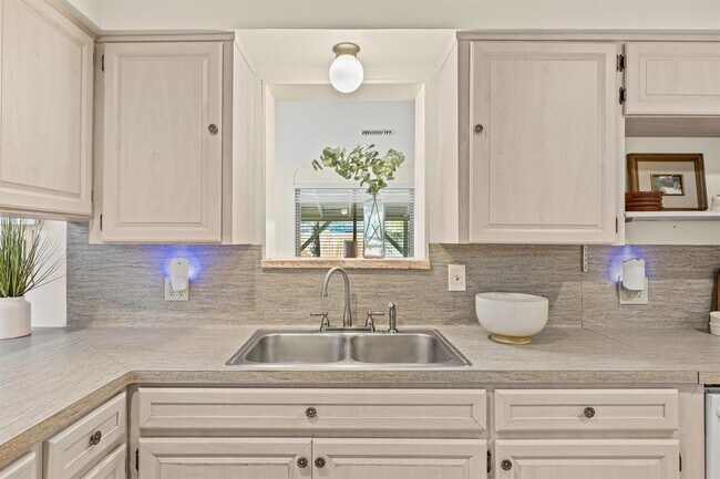 Building Photo - 3205 Whites Dr