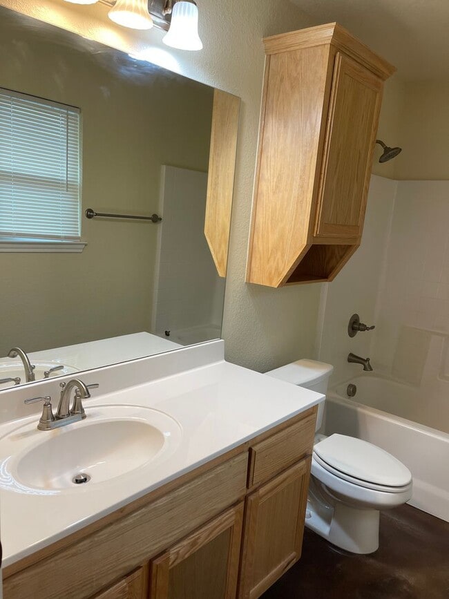 Building Photo - Newer Brick 3/2 Home