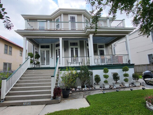 Building Photo - 2231 Marengo St