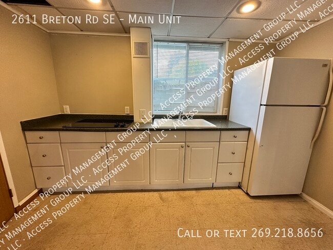 Building Photo - 2611 Breton Rd SE