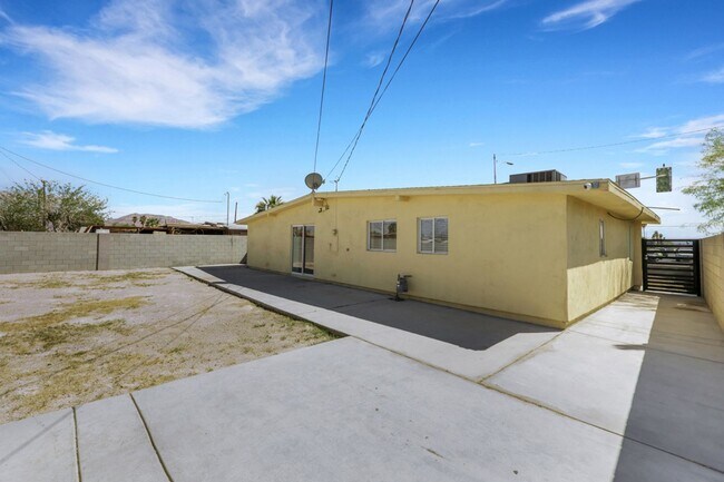 Building Photo - Remodeled 3 Bedroom