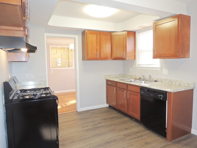 Building Photo - 3 Bed - 1 Full Bath Ranch for Rent