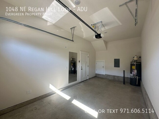 Building Photo - 1048 NE Regan Hill Loop