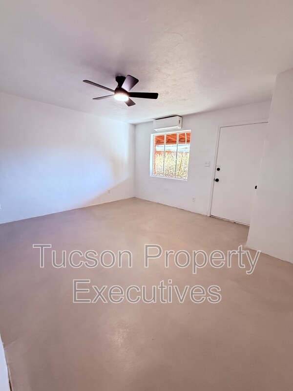 Building Photo - 810 N Alvernon Way
