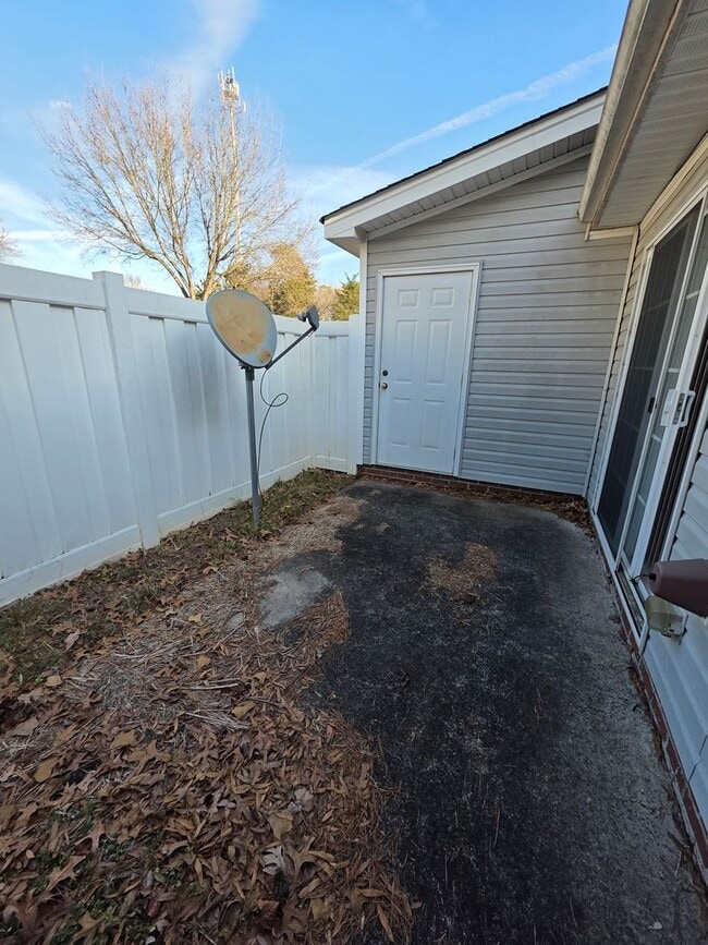 Building Photo - 2 BR Townhome!