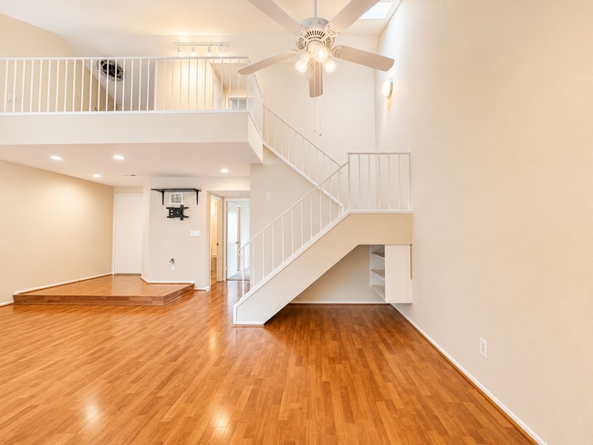 Building Photo - Beautiful 2 Bedroom Condo with fresh paint, flooring for Rent