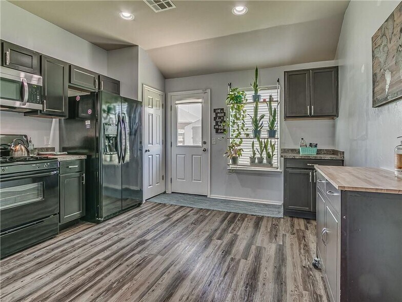 Building Photo - 1912 Autumn Way