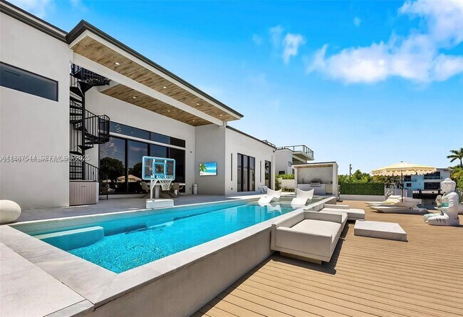 Building Photo - 2225 NE 19th St