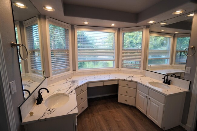 Building Photo - 2747 E Migratory Dr