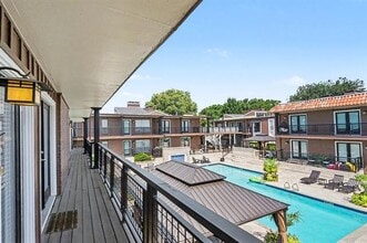 Building Photo - 5926 Sandhurst Ln
