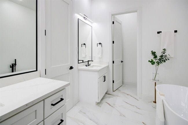 Building Photo - 1214 W 24th St