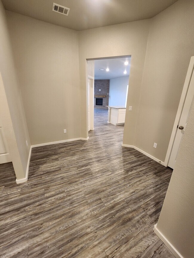 Building Photo - In Lone Star Trails! 3 bed 2 bath, 2 car garage