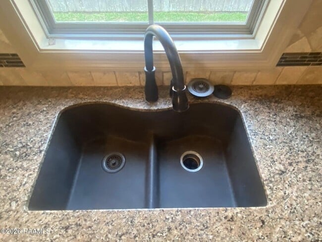 Building Photo - 330 Dunvegan Ct