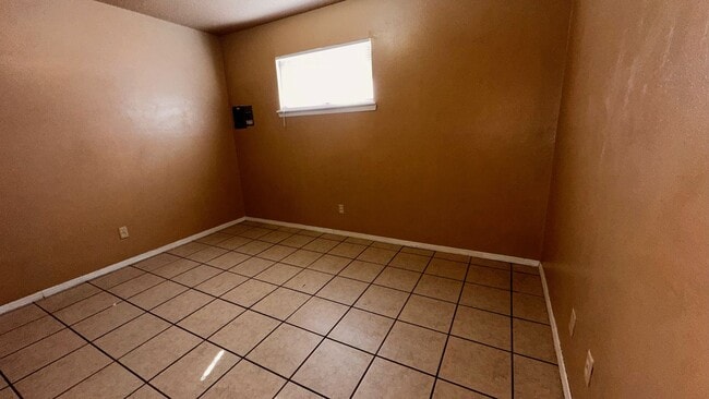 Building Photo - 1400 S Espina St