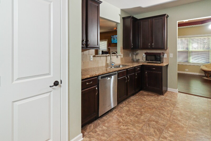 Building Photo - 4010 Lake Manor Way