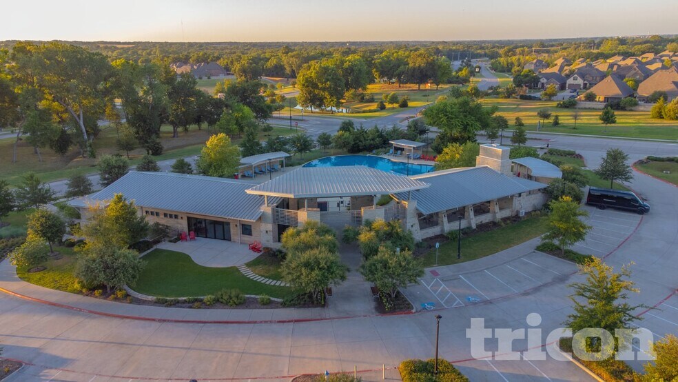 Building Photo - 8008 Brookhaven Dr