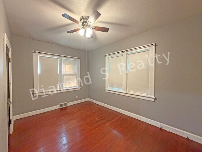 Building Photo - 816 E Delmar St