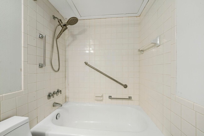 Building Photo - Chic 1-Bed Oasis with Pool & Walk-In Closets in Central San Antonio – $975/mo