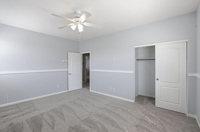 Building Photo - 3565 E Vaughn Ct