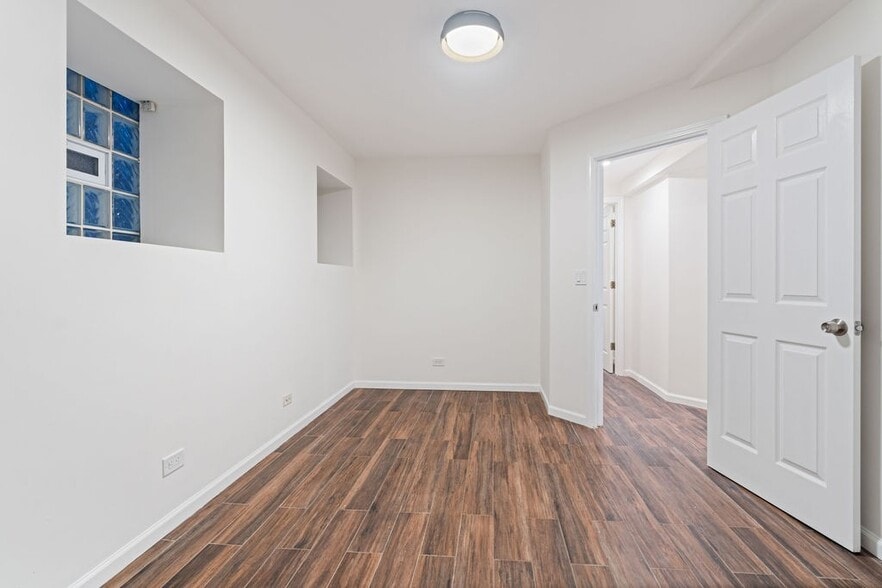 Building Photo - 823 W Roscoe St