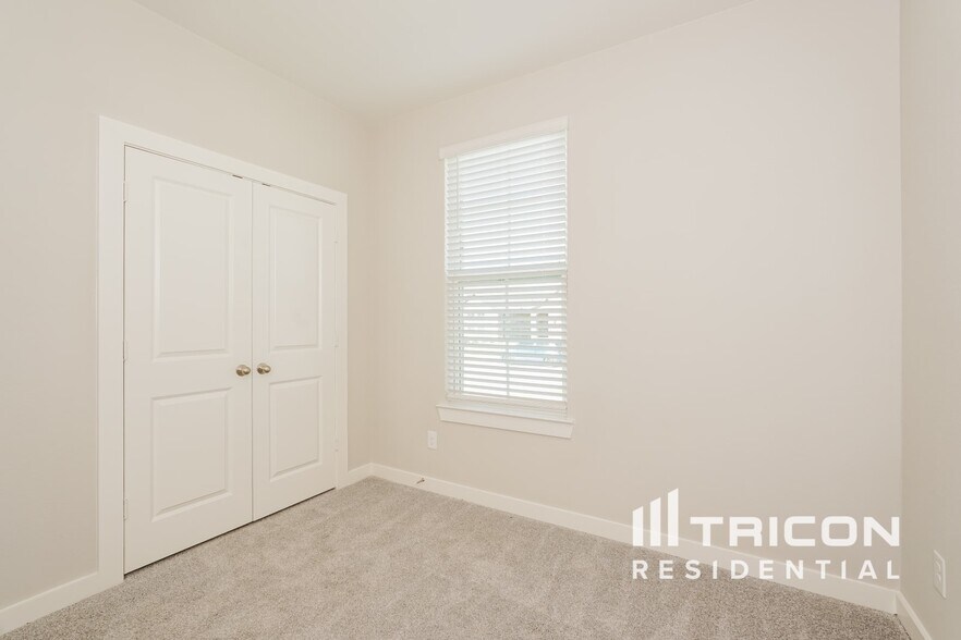 Building Photo - 8101 Howell Oak Dr