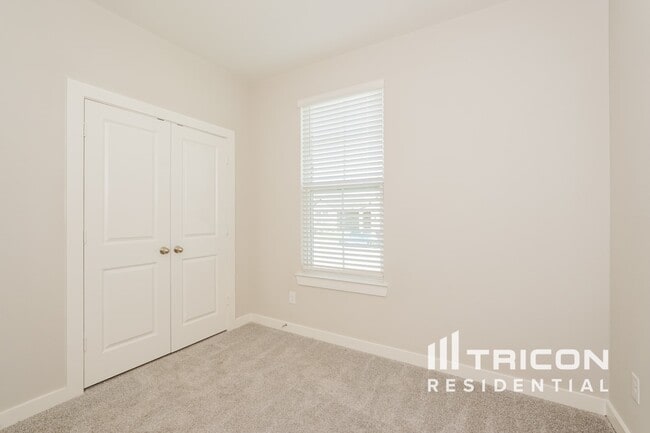 Building Photo - 8020 Brookhaven Dr