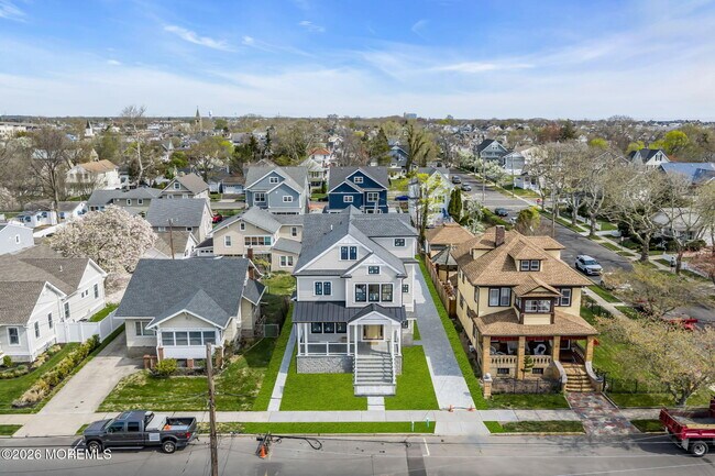 Building Photo - 502 12th Ave