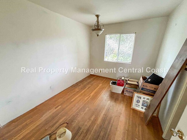 Building Photo - AVAILABLE JUNE - 4 Bed / 2 Bath Home locat...