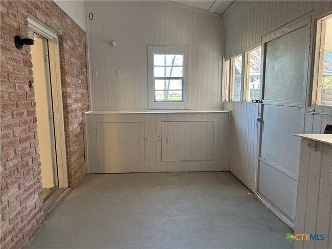 Building Photo - 882 Buerger Ln