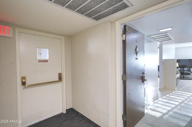 Building Photo - 7820 E Camelback Rd