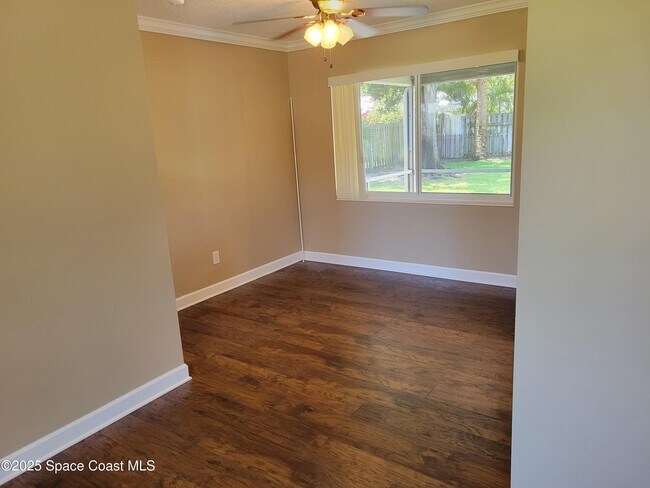 Building Photo - 245 Harbour Dr E