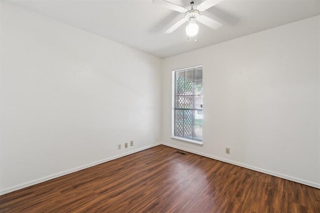 Building Photo - 727 Rockridge Cir