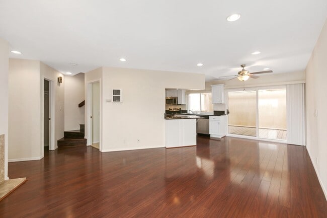Building Photo - Woodlands South - La Jolla Townhome