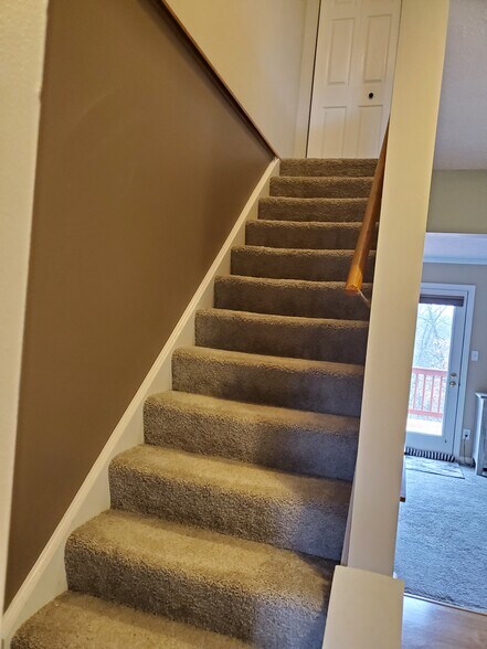 Stairs to 2nd floor - 135 Westbrooke Ln