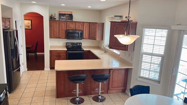 Building Photo - 6 bedroom 3 1/2 bathrooms 2 car garage Lar...