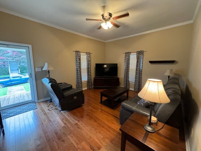 Building Photo - MOVE-IN READY!