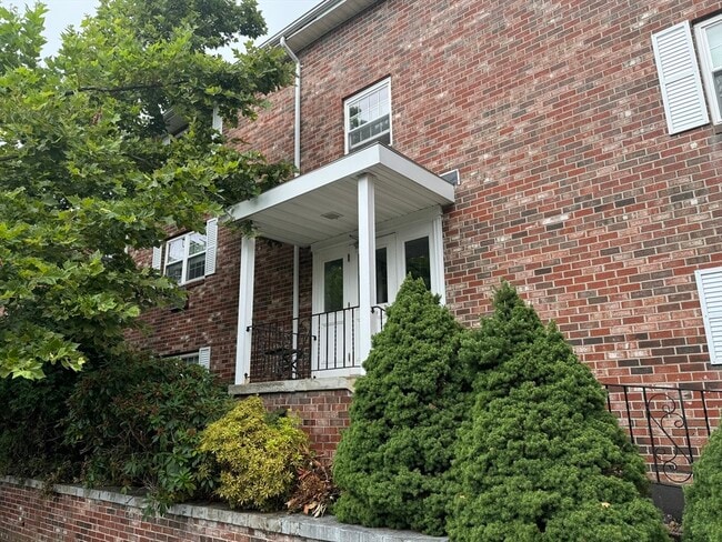 Building Photo - 116 Sycamore St