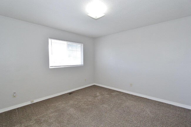 Building Photo - 1563 Sunset Dr