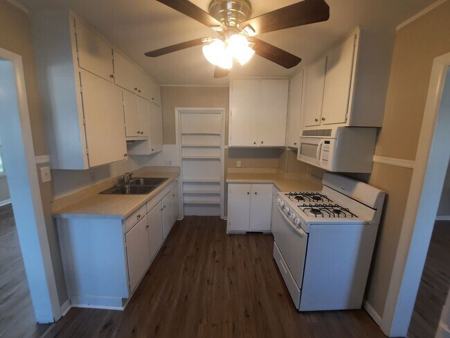 Building Photo - 3 bedroom home with covered patio and garage!