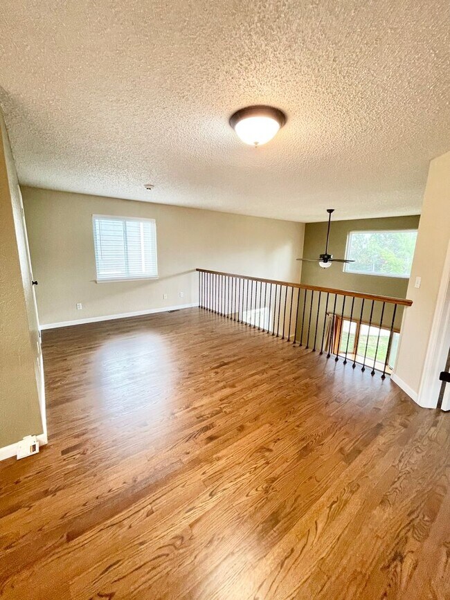 Building Photo - Large Clean Home in Aurora