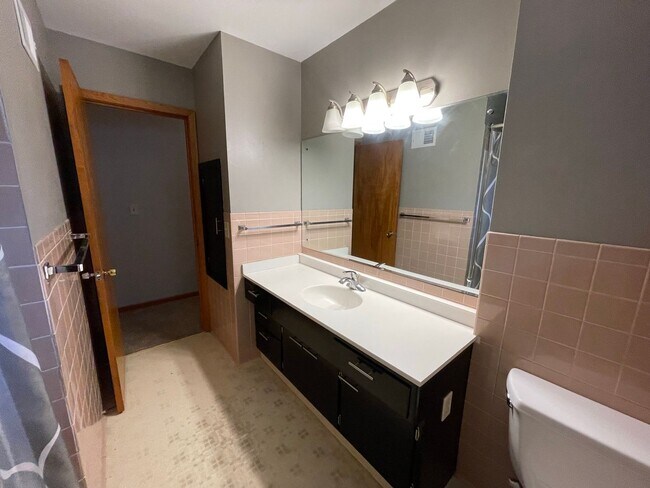 Building Photo - Beautiful 3 bedroom house